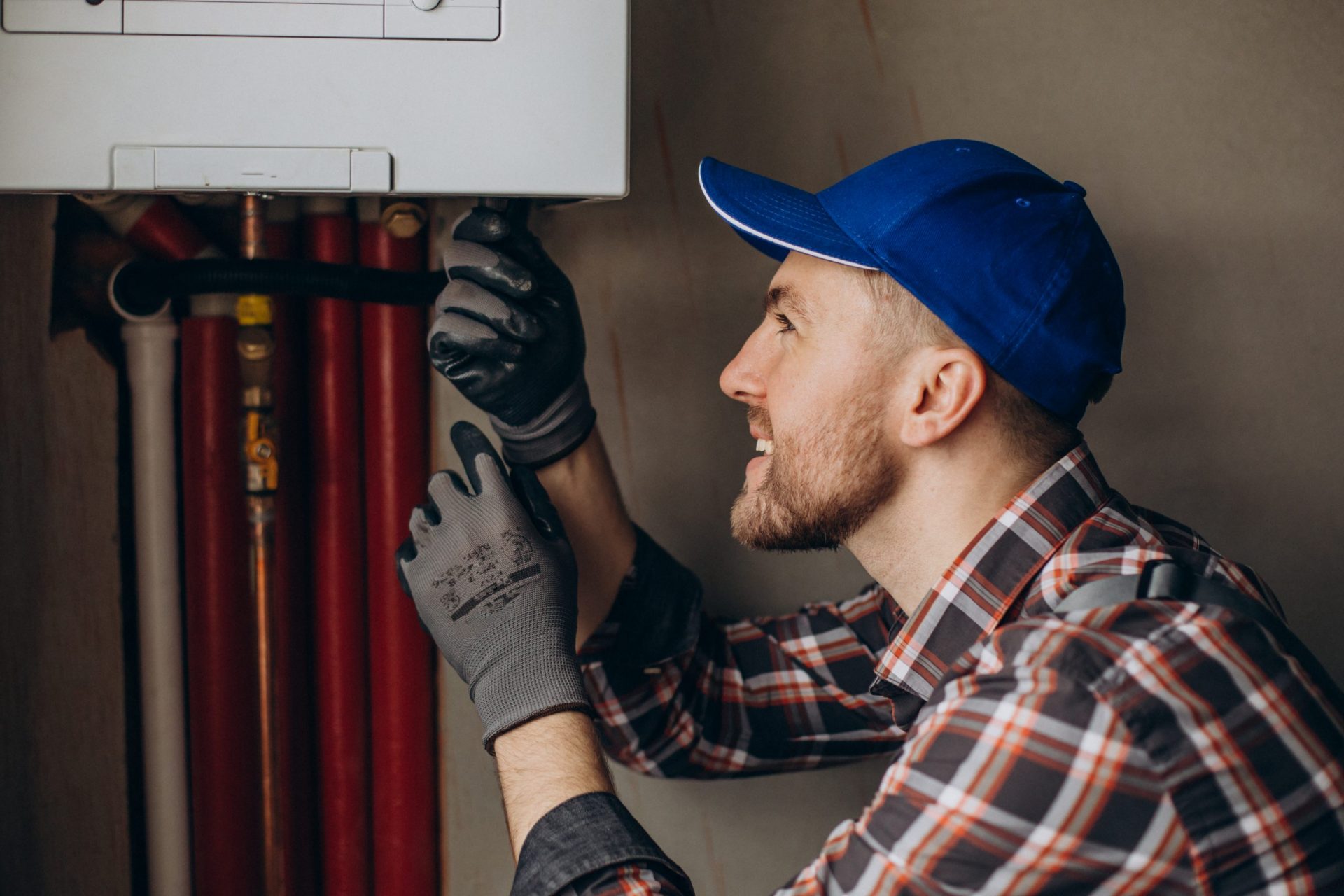 Servicetechniker, der die Heizungsanlage des Hauses einstellt